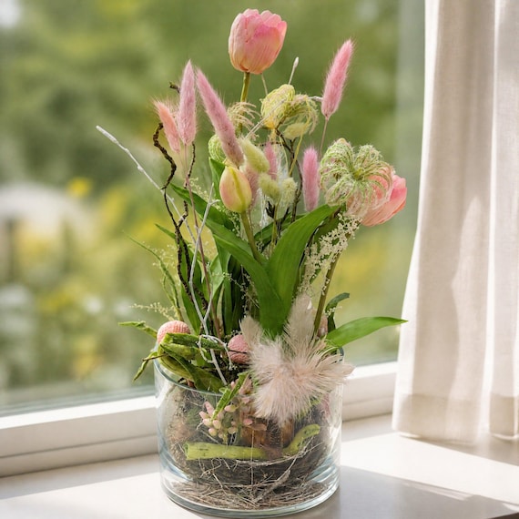 Frühlingsgesteck Tulpen Federn Gräser im Glas rosa