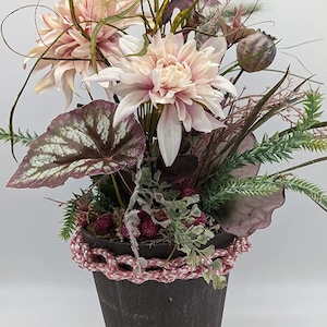 Arreglo otoñal, decoración otoñal, crisantemo, hojas de eucalipto, hierbas, rosa, verde.
