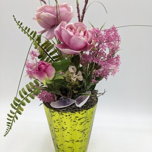 Arreglo de verano concha rosas helechos pastos rosa verde
