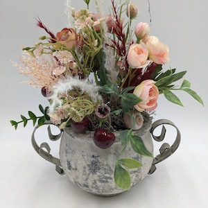 Arreglo de verano cereza caracol ranunculus pastos rosa gris