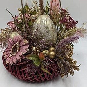 Arreglo de Pascua, arreglo de primavera, huevo, pluma, conejito, germini, bayas, hierbas, oro rosa