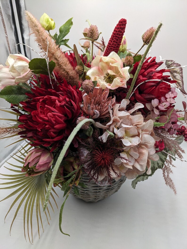 Herbstgesteck Zapfen Chrysantheme Hortensie Gräser rot