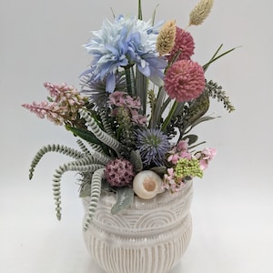Arreglo de verano de flores de jacinto de caracol hierbas rosa azul