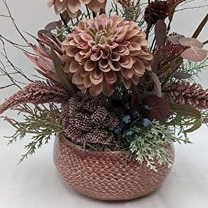 Arreglo de mesa arreglo de verano dalias brezo bayas hierbas rosa albaricoque