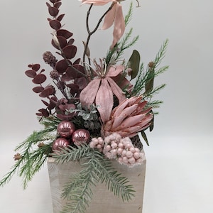 Arreglo navideño bola orquídea bayas rosa