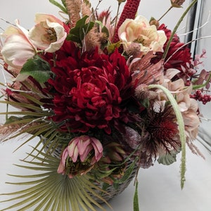 Herbstgesteck Zapfen Chrysantheme Hortensie Gräser rot