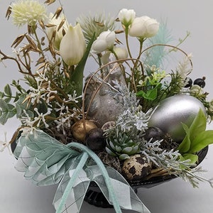 Ostergesteck Frühlingsgesteck Schleife Huhn Tulpen Eier Blüten Gräser Mint Silber Gold