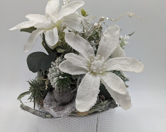 Arreglo invernal de conos en flor blanca.