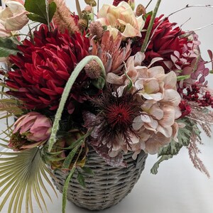 Herbstgesteck Zapfen Chrysantheme Hortensie Gräser rot