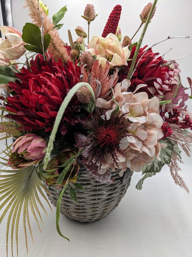 Herbstgesteck Zapfen Chrysantheme Hortensie Gräser rot