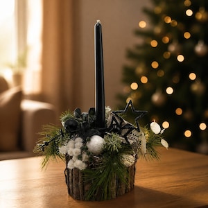 Kerstarrangement: bal, ster, dennenboom, zwart-wit, in een pot van boomschors.