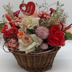 Arrangement printanier Fête des mères Saint-Valentin Arrangement floral Coeur Roses Herbe Rouge Rose