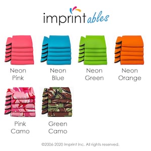Puede incluir: Un conjunto de 10 enfriadores de latas de neopreno en varios colores, incluyendo rosa ne&oacute;n, azul ne&oacute;n, verde ne&oacute;n, naranja ne&oacute;n, camuflaje rosa y camuflaje verde. Los enfriadores de latas est&aacute;n apilados uno encima del otro. La imagen tambi&eacute;n incluye el texto "imprintables" y "&copy;2006-2020 Imprint Inc. Todos los derechos reservados."