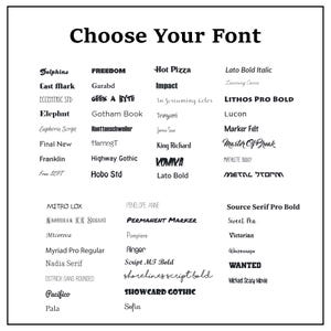 Pode incluir: Gr&aacute;fico em preto e branco com o texto "Choose Your Font" no topo. A imagem exibe uma variedade de estilos de fonte, incluindo "Dolphins", "Hot Pizza" e "WANTED", mostrando diferentes tipos de letra para projetos de design.
