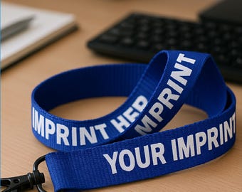 Puede incluir: Un cordón de tela azul real con el texto blanco "YOUR IMPRINT HERE" impreso repetidamente a lo largo de la cinta. El cordón incluye un gancho giratorio de plástico negro en un extremo para asegurar artículos como tarjetas de identificación.