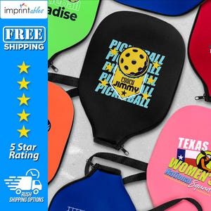 Puede incluir: Palas de pickleball en varios colores, incluyendo negro, verde, naranja, azul y rosa. La pala negra presenta un gr&aacute;fico de pickleball amarillo y el texto "Coach Jimmy Pickleball". Otras palas tienen texto y gr&aacute;ficos.