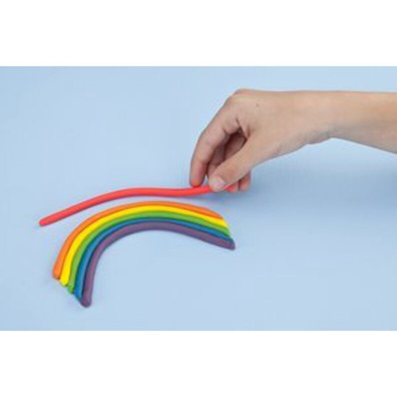 Как слепить радужных. Радуга из пластилина для детей. Радуга из пластилина для детей. Радужный пластилин для детей. Лепка радуга младшая группа.