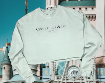 シンデレラ＆Co. - ディズニー風クロップドフリーススウェットシャツ - 新しく改良されたDTGプリント *ビニールプレスは不要*