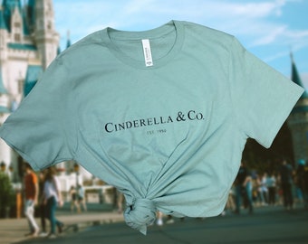 シンデレラ＆Co. - ユニセックス フルレングス ディズニー T シャツ - 新しく改良された DTG プリント *ビニール プレスは不要*
