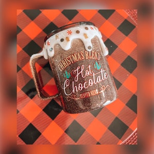 Vaso de chocolate caliente navideño