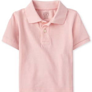 Puede incluir: Un polo rosa claro con mangas cortas y cuello. La camisa tiene una tapeta de tres botones. La marca "The Children's Place" es visible en el cuello.