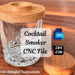 Puede incluir: Un ahumador de cócteles de vidrio transparente con tapa y base de madera. La tapa tiene un diseño circular con un agujero en el centro. El texto "Cocktail Smoker CNC File" es visible en la imagen, junto con iconos de tipo de archivo.