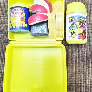 American Girl Courtney Moore Doll - 1980s Era - Clothes & Accessories - Care Bears Boom Box Mix Tape Halloween Pac-Man Lunch Box bild 16