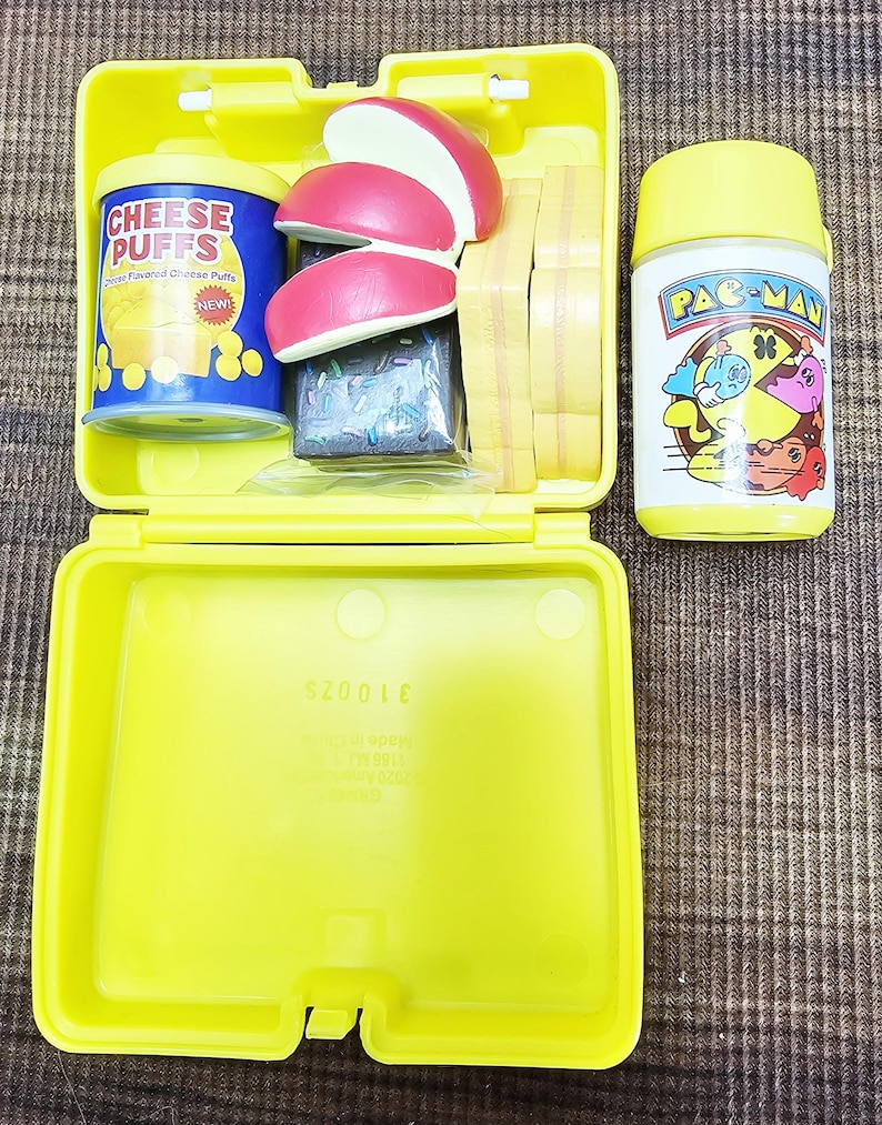 American Girl Courtney Moore Doll - 1980s Era - Clothes & Accessories - Care Bears Boom Box Mix Tape Halloween Pac-Man Lunch Box bild 16