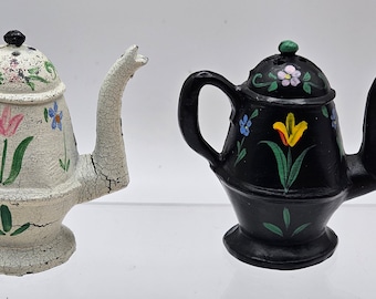 Teapot Salt and pepper shakers. Bonneys for Bonneys Creations. Metal black and white.  Fun! Perfect for vintage kitchens Tea drinkers.