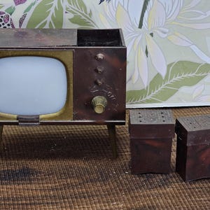 Vintage MCM Television Salt and Pepper Shakers Plastic - Old Fashioned Television -  Functional Turn Knob - Made in USA Box Style TV Holder
