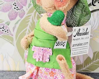 Annalee Green Thumb Mouse  2009 - Brown Mouse with Floral Dress & Sun Hat - Pink Green - Spring  Decor - Hanging Tag Intact - Rare Annalee