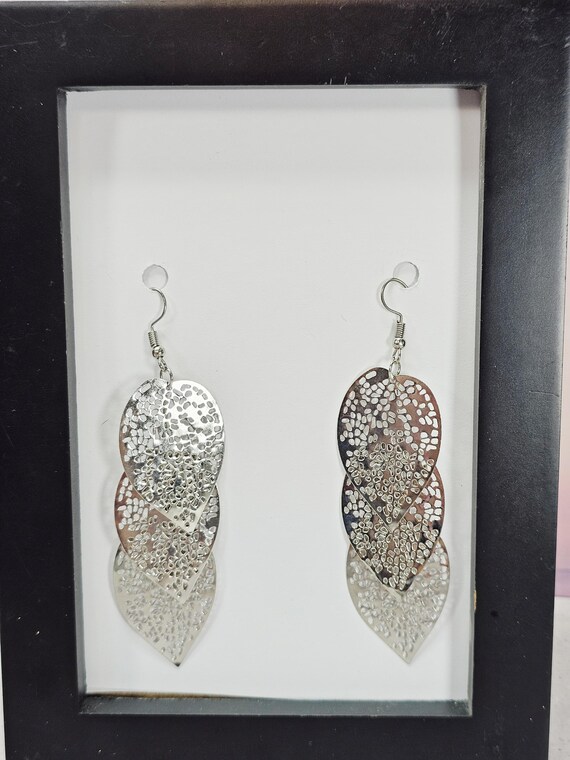 Silver Tone Three Leaf Dangle Earrings - Filligre… - image 7