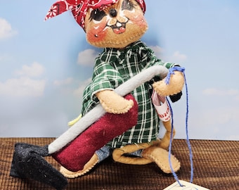 Vintage Annalee House Wife Mouse - 1995 - 7" Brown Mouse with Bandana Vacuuming - Hanging Tag Intact - Rare Annalee - Posable & Movable Tail