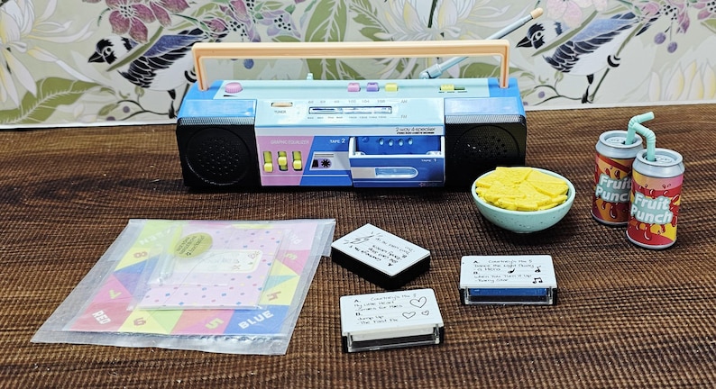 American Girl Courtney Moore Doll - 1980s Era - Clothes & Accessories - Care Bears Boom Box Mix Tape Halloween Pac-Man Lunch Box bild 7