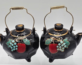 Kettle figural salt and pepper shakers. Made in Japan. EUC cute metal handles apples and grapes. Vintage so fun perfect for vintage kitchens
