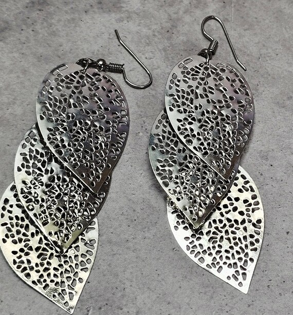 Silver Tone Three Leaf Dangle Earrings - Filligre… - image 6