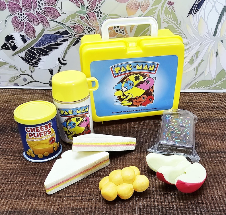 American Girl Courtney Moore Doll - 1980s Era - Clothes & Accessories - Care Bears Boom Box Mix Tape Halloween Pac-Man Lunch Box bild 15