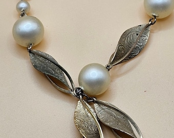 Vintage Mid Century Bracelet - Pearls Gold Toned - Women's 1960's Elegant Cocktail Jewelry - Fashion Wearable Gift for Her Mother - Pearl