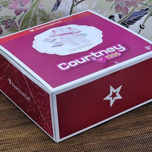 American Girl Courtney Moore Doll - 1980s Era - Clothes & Accessories - Care Bears Boom Box Mix Tape Halloween Pac-Man Lunch Box bild 9