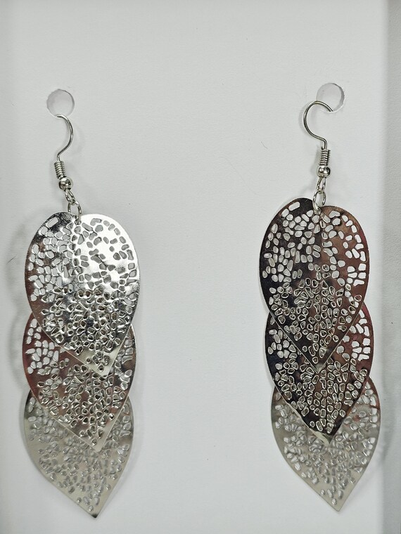 Silver Tone Three Leaf Dangle Earrings - Filligre… - image 5
