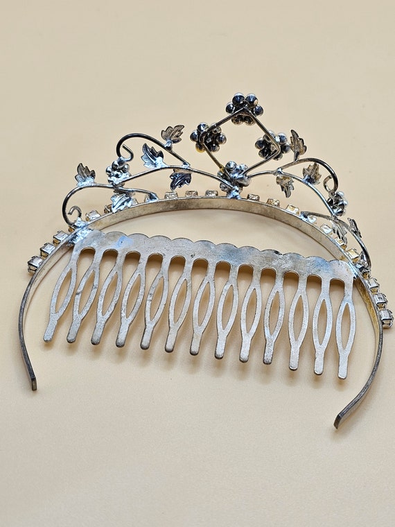 Beautiful small Tiara with comb.  Very pretty pear