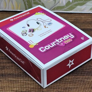 American Girl Courtney Moore Doll - 1980s Era - Clothes & Accessories - Care Bears Boom Box Mix Tape Halloween Pac-Man Lunch Box bild 13