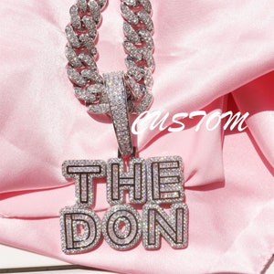 Monograma personalizado y colgantes de nombre, collar de cartas de baguette personalizado con gancho grande que se ajusta a su cadena cubana, el mejor regalo para él, joyas de hip hop