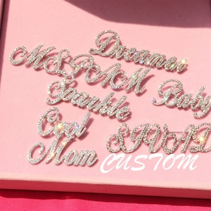 Broche personalizado con cualquier letra/logotipo/palabra/nombre brillante, broche de solapa personalizado de lujo, accesorios para mujer, joyería de graduación, el mejor regalo para ella/él