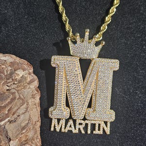 Colgantes de corona personalizados de hip hop con letra inicial grande en la parte superior y nombre pequeño en la parte inferior, colgante helado, collar con nombre personalizado, joyería personalizada para hombres
