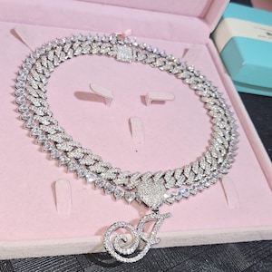 Corrente cubana de 13 mm Iced Out, pingente de letras de coração personalizado, colar de prata, gargantilha de corrente de tênis rosa, joias personalizadas, presente para ela