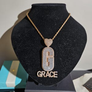 Colgante de letras apiladas personalizado para hombres y mujeres, collar con nombre de monograma personalizado, colgantes personalizados con hielo de fianza de corazón, joyería de cumpleaños personalizada