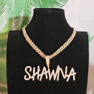 Pingente de nome personalizado com letras de pincel gelado e corrente cubana, colar com placa de identificação personalizada, pingentes de números personalizados, presentes de aniversário, joias para festas