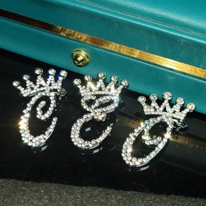 Broches de cristal con iniciales de la A a la Z y corona para mujer, ideales para fiestas de cumpleaños, como alfileres de solapa con iniciales, accesorios y joyas.