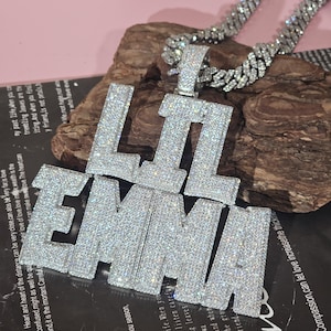 Colgante de letra grande de dos filas personalizado con hielo, cadena cubana de 12 mm, regalo personalizado, collar personalizado con nombre y números, joyería para graduación y cumpleaños.